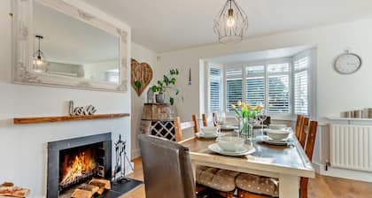 Rockford Cottage 3 Bed New Forest with Private Garden Close to Burley Sleeps 6