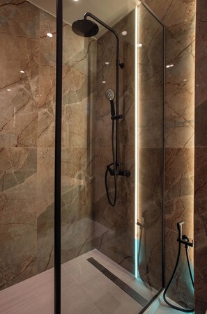 Shower, hair dryer, towels, soap - Heart of Heraklion Studio with Balcony Walking Distance to all Sites (Iraklio)