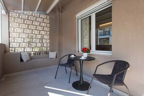 Terrace/patio - Heart of Heraklion Studio with Balcony Walking Distance to all Sites (Iraklio)