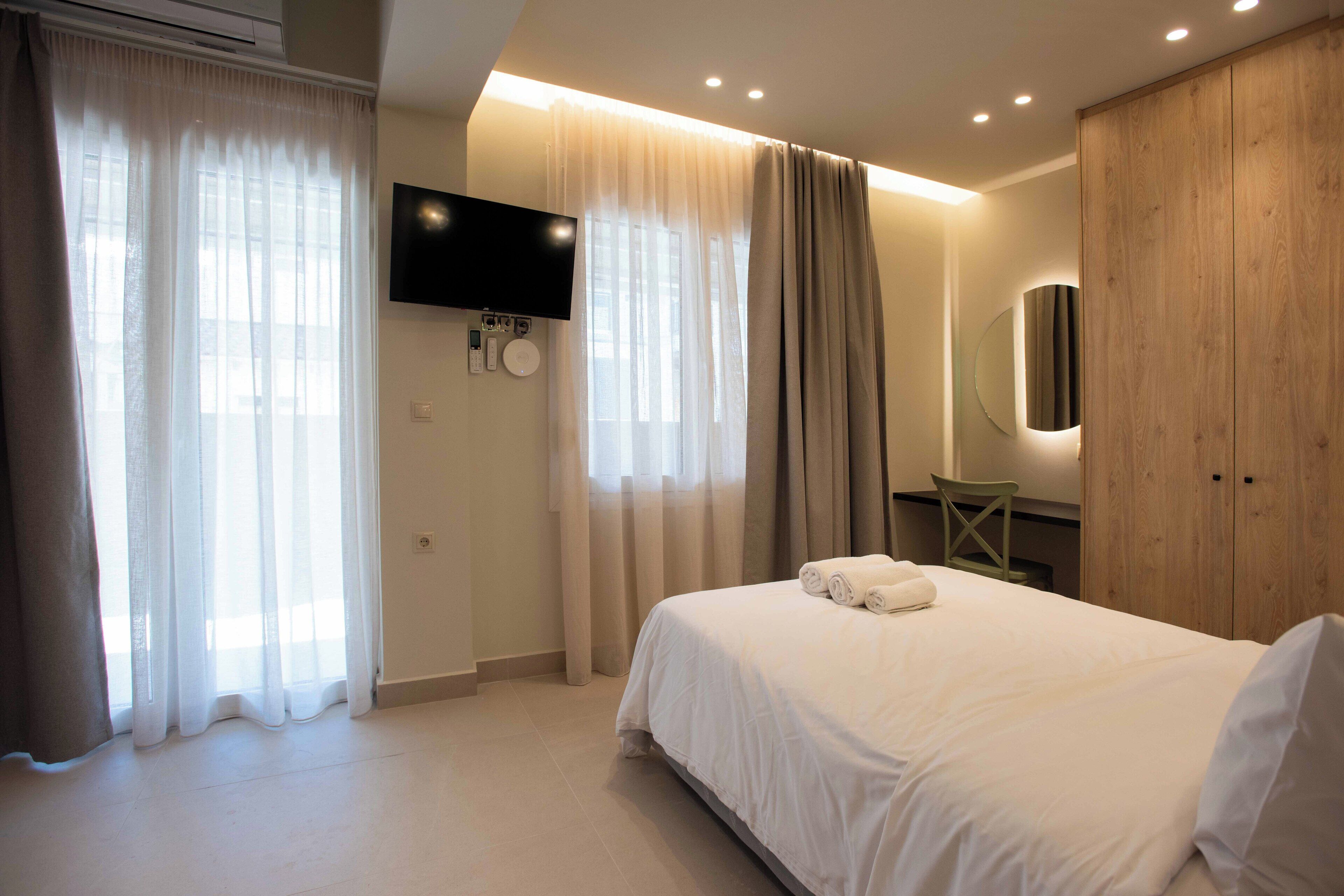 1 habitación, tabla de planchar con plancha y cuna de viaje 