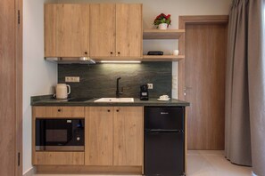 Fridge, oven, stovetop, coffee/tea maker - Heart of Heraklion Studio with Balcony Walking Distance to all Sites (Iraklio)