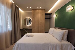 1 bedroom, iron/ironing board, travel cot, free WiFi - Heart of Heraklion Studio with Balcony Walking Distance to all Sites (Iraklio)