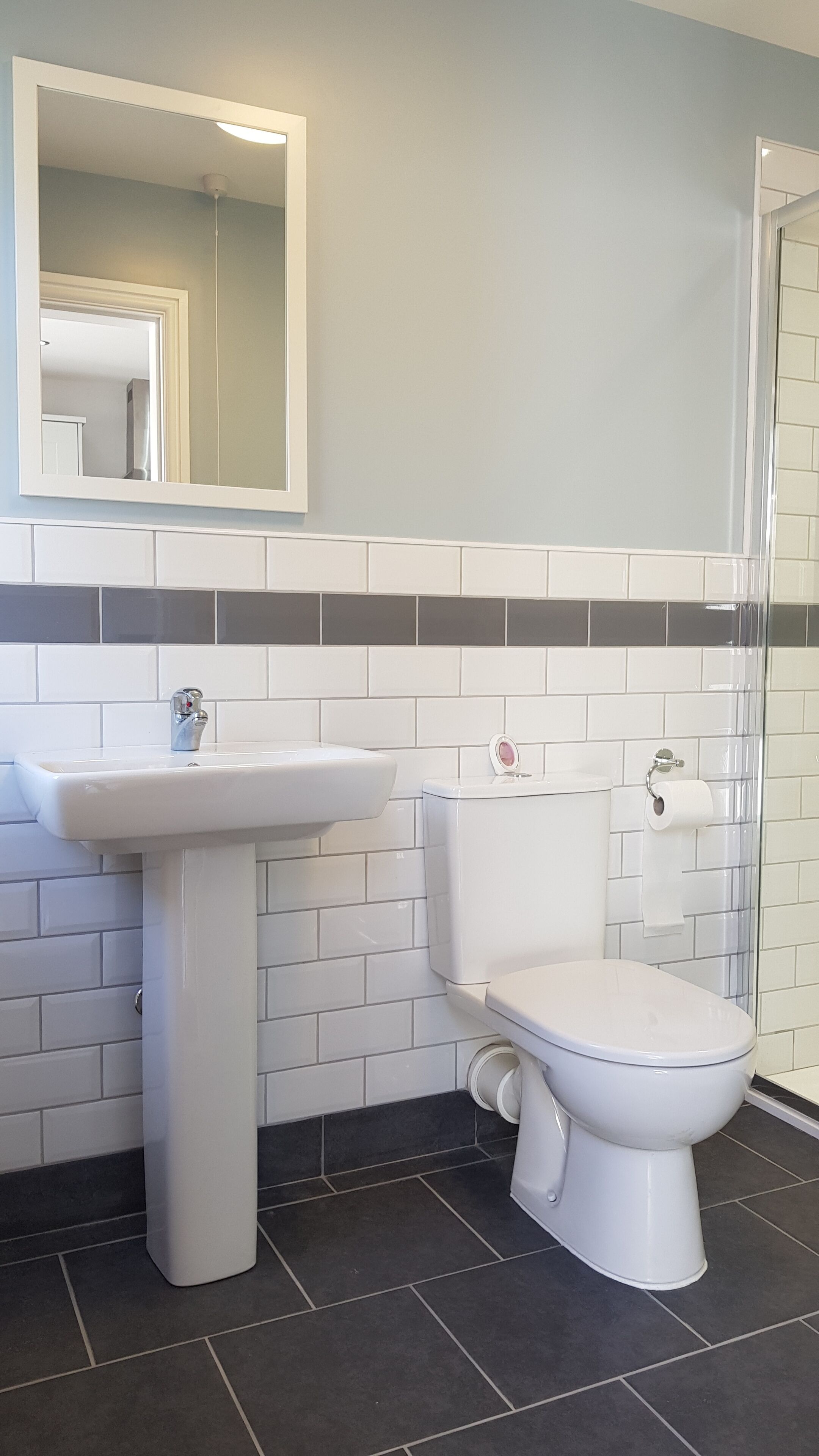 Dusj, hårføner, såpe og toalettpapir