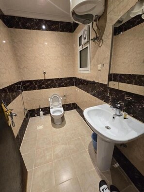 Shower, slippers, towels, soap - Makarem Najd 5 - Al Aqiq (Riyadh)