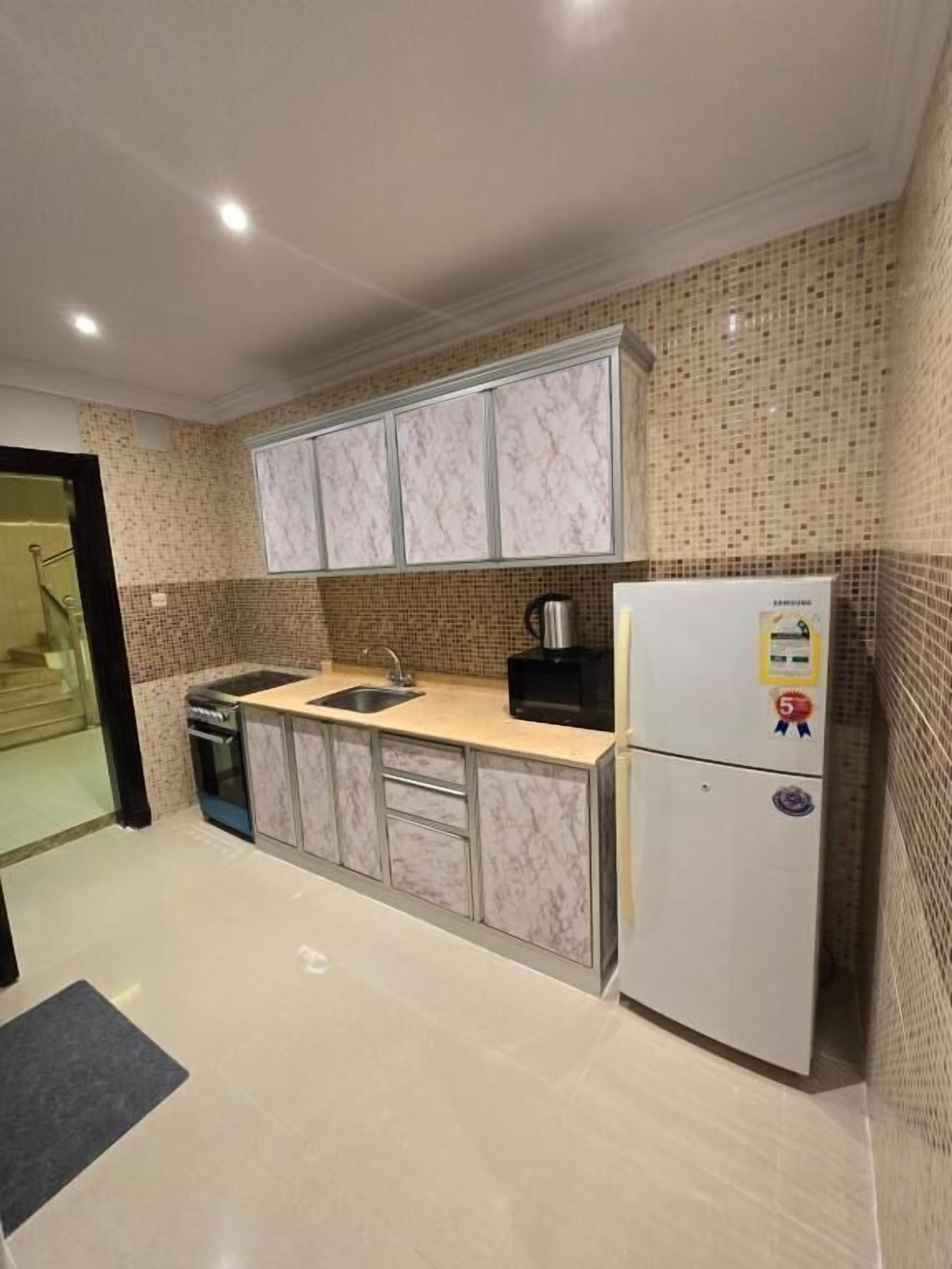 Refrigerador, microondas, placa de cocina, utensilios de cocina