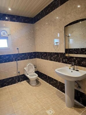 Shower, slippers, towels, soap - Makarem Najd 5 - Al Aqiq (Riyadh)