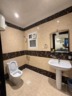Shower, slippers, towels, soap - Makarem Najd 5 - Al Aqiq (Riyadh)