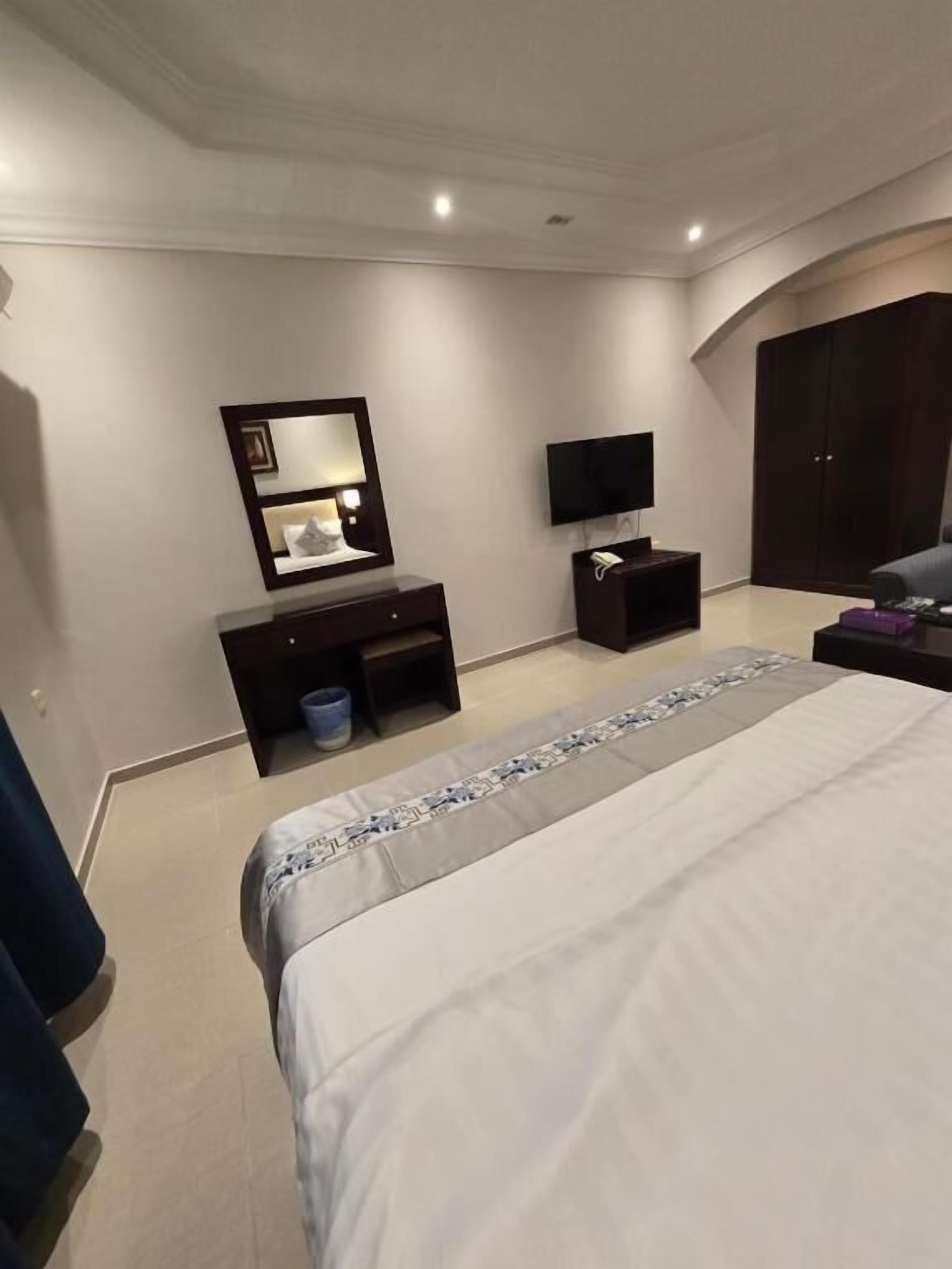 Caja de seguridad en la habitación y tabla de planchar con plancha 