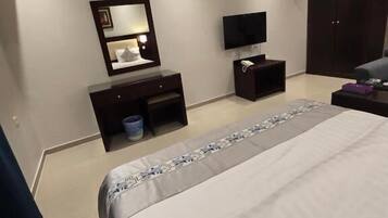 Caja de seguridad en la habitación y tabla de planchar con plancha