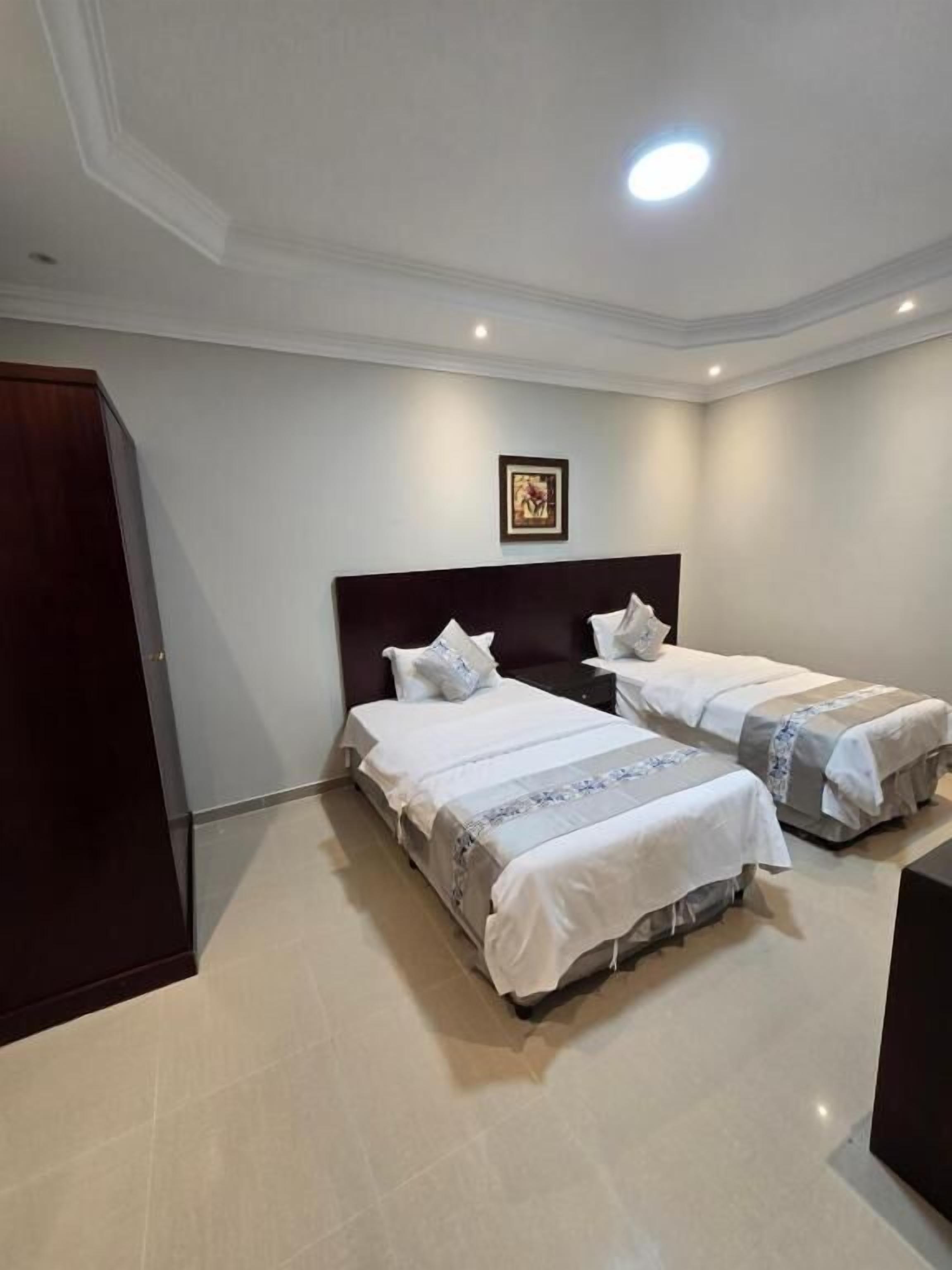 Caja de seguridad en la habitación y tabla de planchar con plancha 