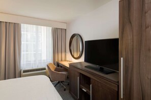 Desk, iron/ironing board, WiFi, bed sheets