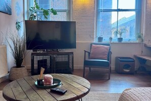 Smart TV - Ancoats Mill Conversion | 1BR | Prime Location (Manchester)