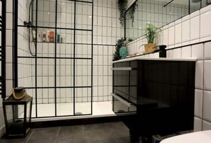 Hair dryer, towels, soap, shampoo - Ancoats Mill Conversion | 1BR | Prime Location (Manchester)