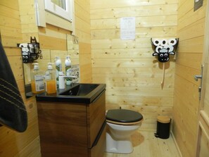 Een haardroger, handdoeken, zeep, toiletpapier