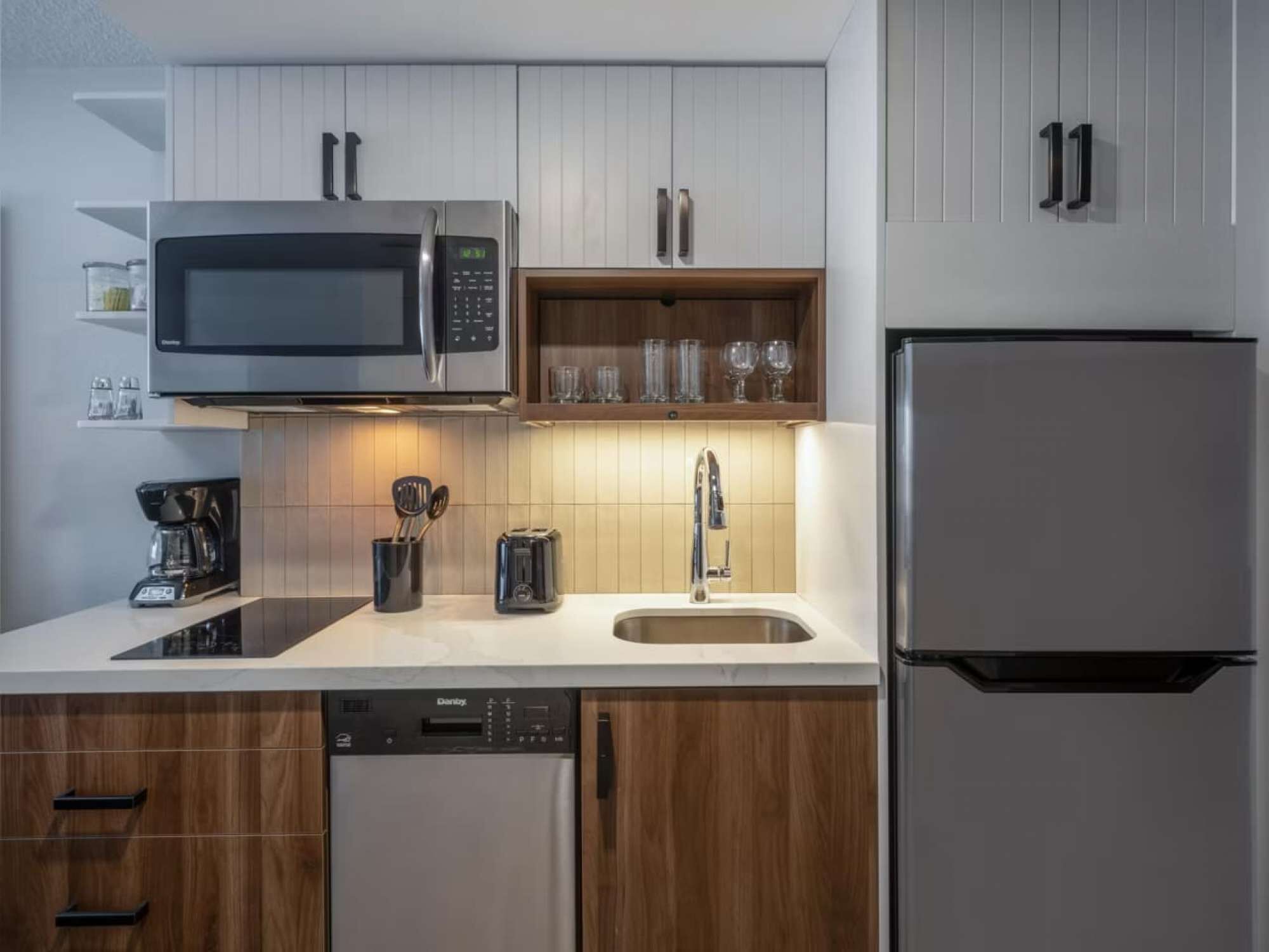 Frigorifero, microonde, piano cottura, lavastoviglie