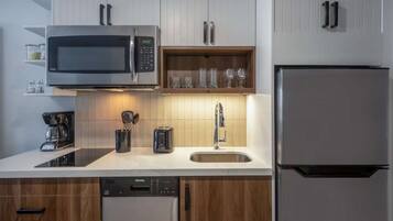 Frigorifero, microonde, piano cottura, lavastoviglie