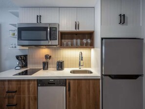 Kühlschrank, Mikrowelle, Herdplatte, Geschirrspüler