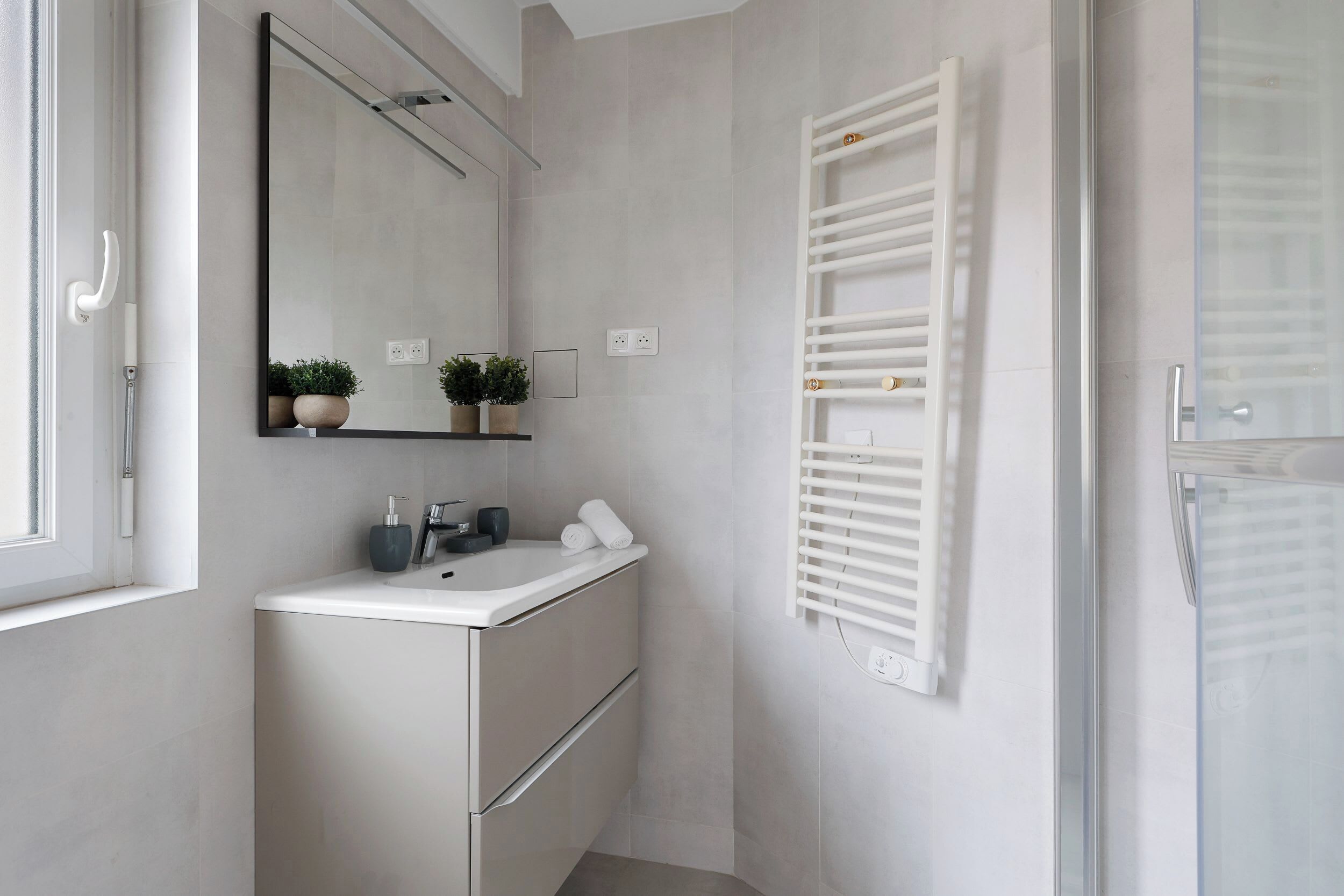 Douche, sèche-cheveux, serviettes fournies, savon