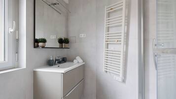 Douche, sèche-cheveux, serviettes fournies, savon