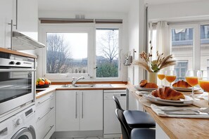 Frigorífico, microondas, horno y placa de cocina