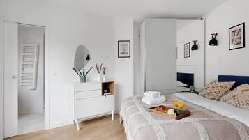 2 chambres, bureau, fer et planche à repasser, lit parapluie