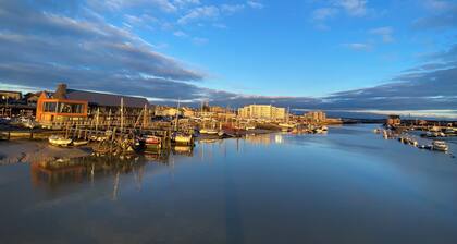 Rhubarb and Custard - a quirky, cosy narrowboat in a nature reserve by the sea