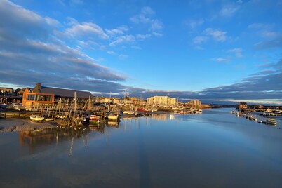 Rhubarb and Custard - a quirky, cosy narrowboat in a nature reserve by the sea 