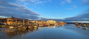 Rhubarb and Custard - a quirky, cosy narrowboat in a nature reserve by the sea