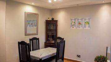 Loft, 2 Bedrooms, Accessible, Smoking | Dining room