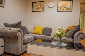 Loft, 1 Bedroom, Accessible, Smoking | Living room