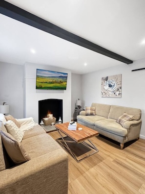 Smart TV - Sleeps 8 3bedroom House, Harlaxton Garden Driveway (Harlaxton)