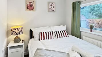 3 bedrooms, iron/ironing board, travel crib, free WiFi