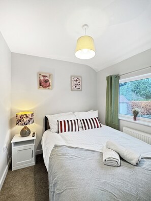 3 habitaciones, tabla de planchar con plancha y cuna de viaje 