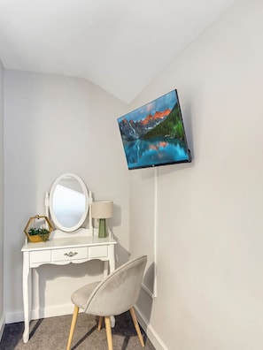 Interior - Sleeps 8 3bedroom House, Harlaxton Garden Driveway (Harlaxton)