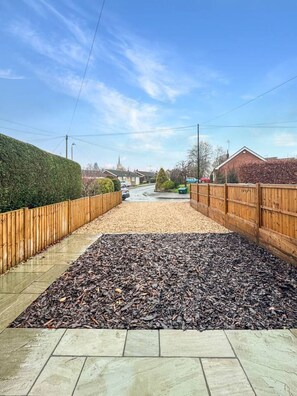 Property grounds - Sleeps 8 3bedroom House, Harlaxton Garden Driveway (Harlaxton)