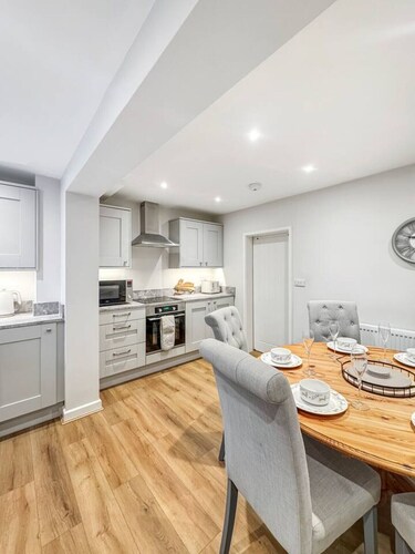 Sleeps 8 3bedroom House, Harlaxton Garden Driveway