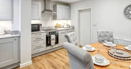 Sleeps 8 3bedroom House, Harlaxton Garden Driveway