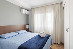 Apartamento Deluxe, vistas a la ciudad | Cortinas opacas, tabla de planchar con plancha, wifi gratis