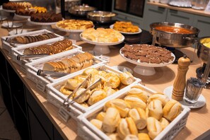 Se ofrece un desayuno bufé todos los días (por un coste adicional)