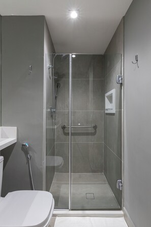 Apartamento Deluxe, vistas a la ciudad | Baño | Jabón y champú