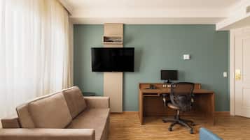 Deluxe Apartment, City View | Living area