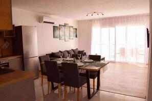 Dining - Holiday apartment with air conditioning and sea view (Novi Vinodolski)
