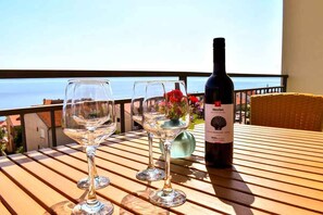 Outdoor dining - Holiday apartment with air conditioning and sea view (Novi Vinodolski)