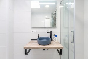 Comfort Apartment, Patio, Garden View | Bathroom
