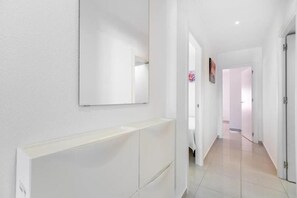 شقة مريحة - برواق - منظر للحديقة | المنشأة من الداخل