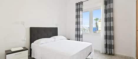 Appartement supérieur, balcon, vue sur la mer | Fer et planche à repasser, accÚs au Wi-Fi (inclus)