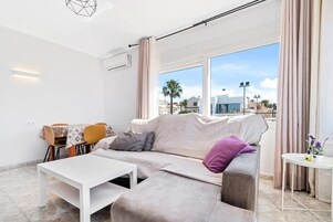 Apartamento Confort, balcón, vistas parciales al mar | Zona de estar