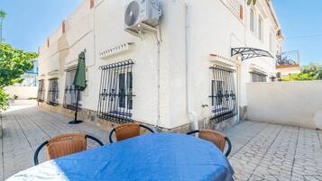 Appartement Confort, patio, vue jardin | Restauration extérieure