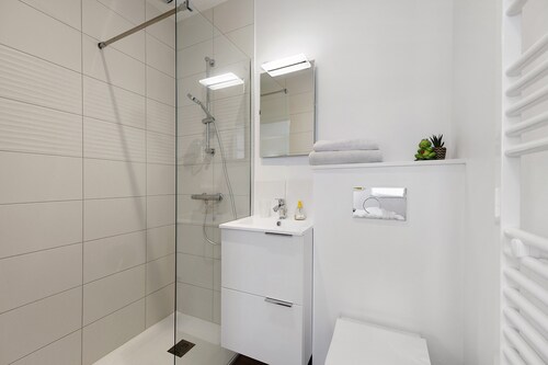 Chambre d’hôtes Sous le Pin « Chambre 3 » avec terrasse partagée, Wi-Fi et climatisation !