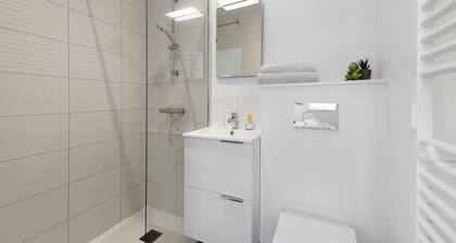 Chambre dâhĂŽtes Sous le Pin « Chambre 3 » avec terrasse partagĂ©e, Wi-Fi et climatisation !